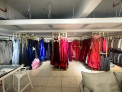 -月月婚纱礼服仓储店(王府井店)