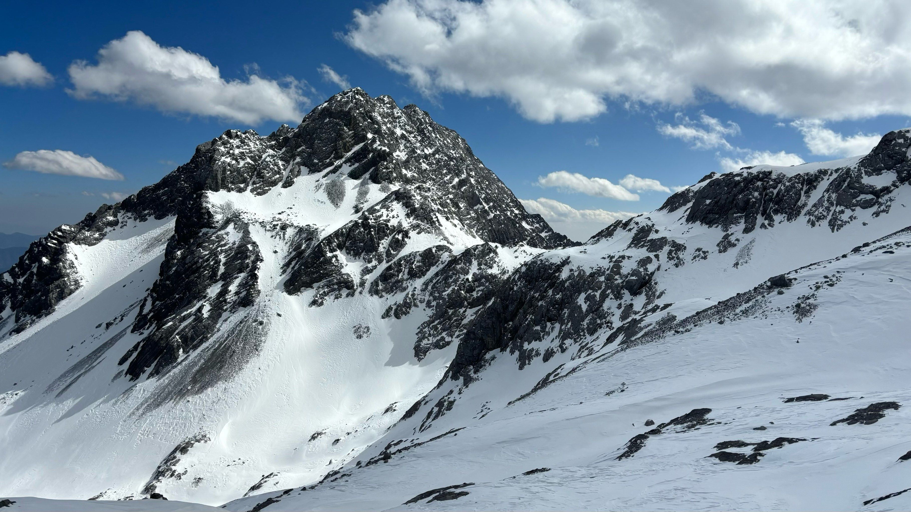 白雪皑皑的山巅,丽江古城