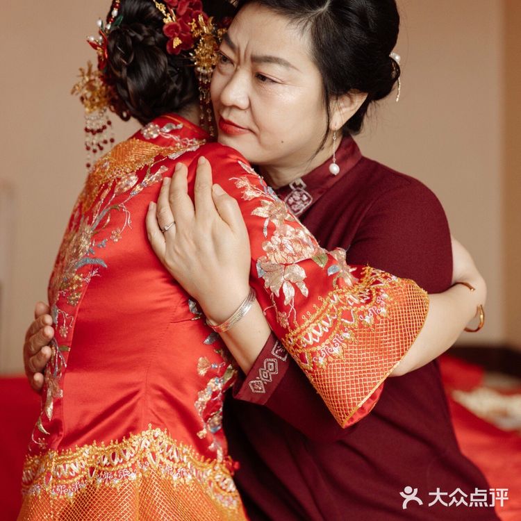 这样“哇塞”的中式嫁衣 中国红太惊艳了[爱心]