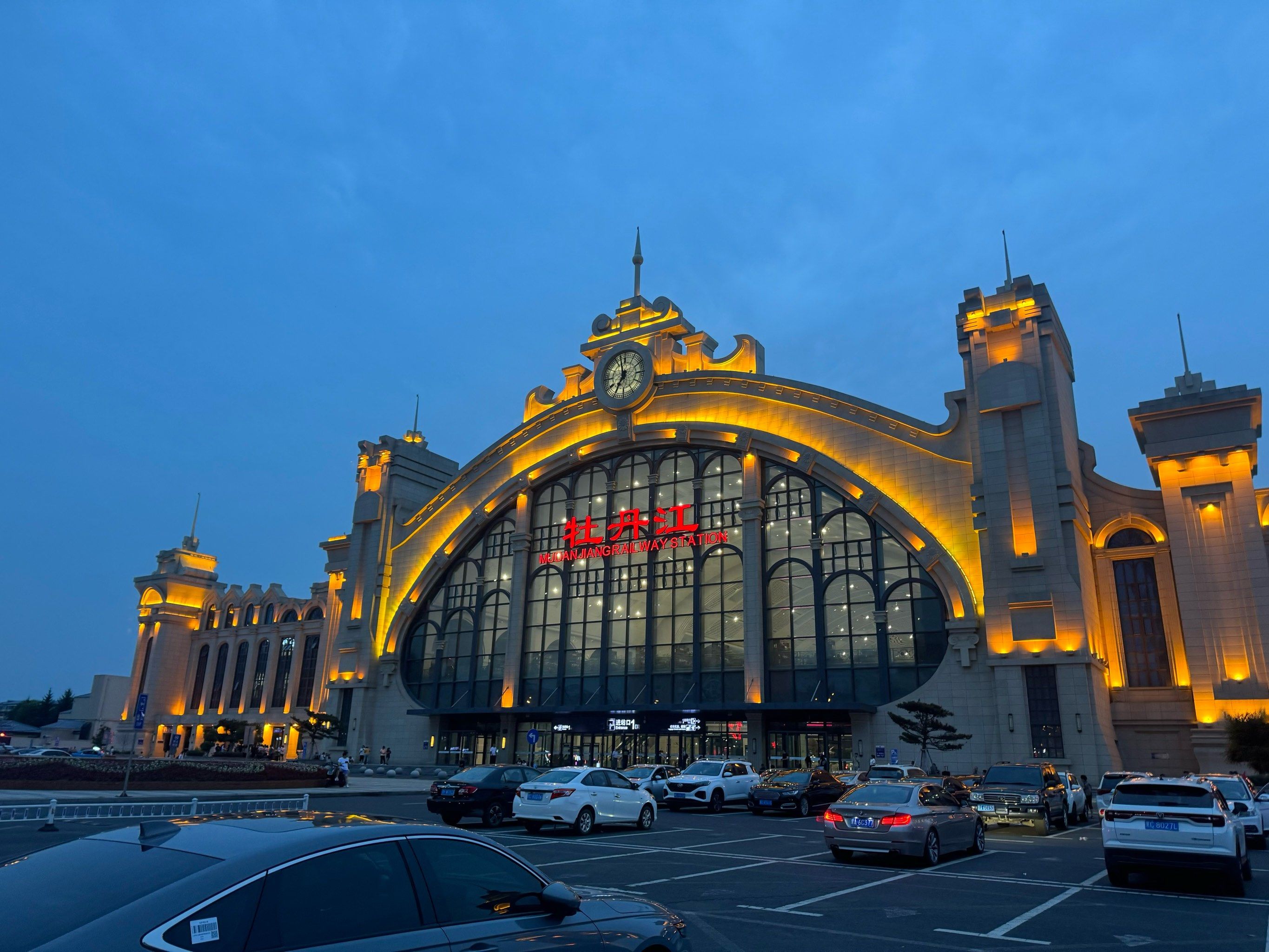 深夜火车站掠影