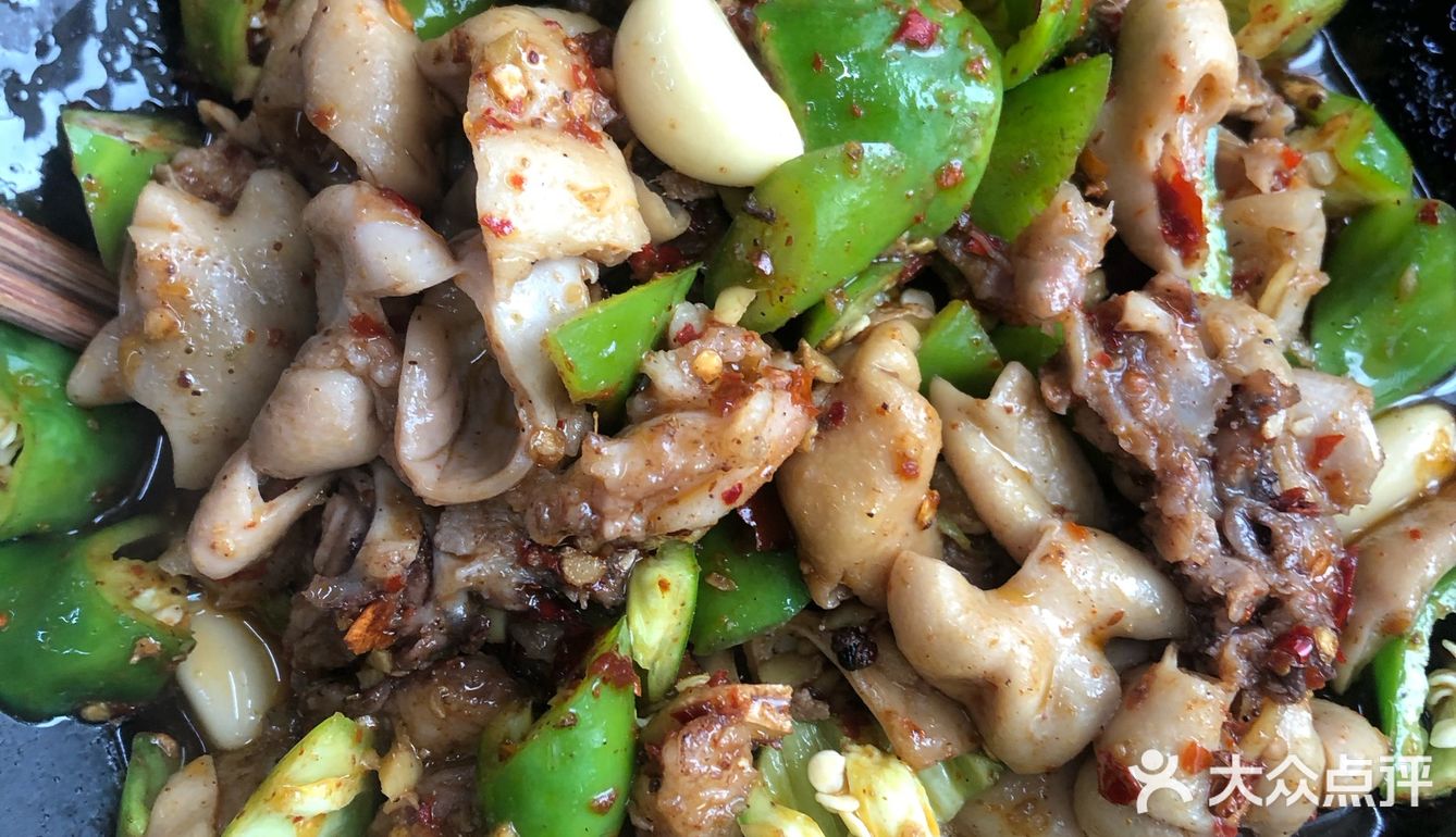 下面有火,一直是热的,后期还可以加辅菜和酸菜