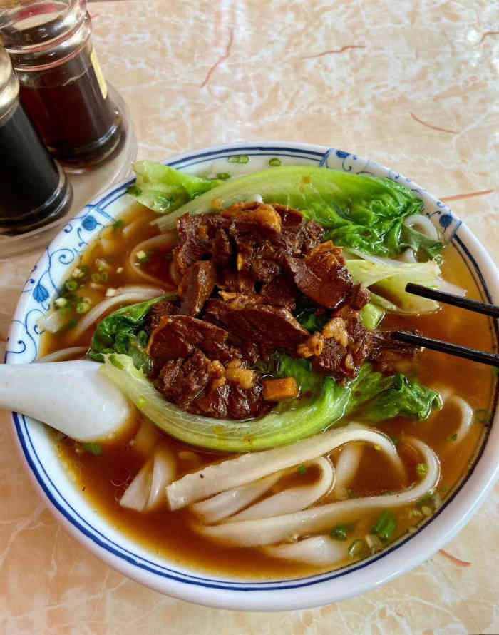 宝记牛腩粉-"广式面店,有传统竹升面,但不算十分有劲道.