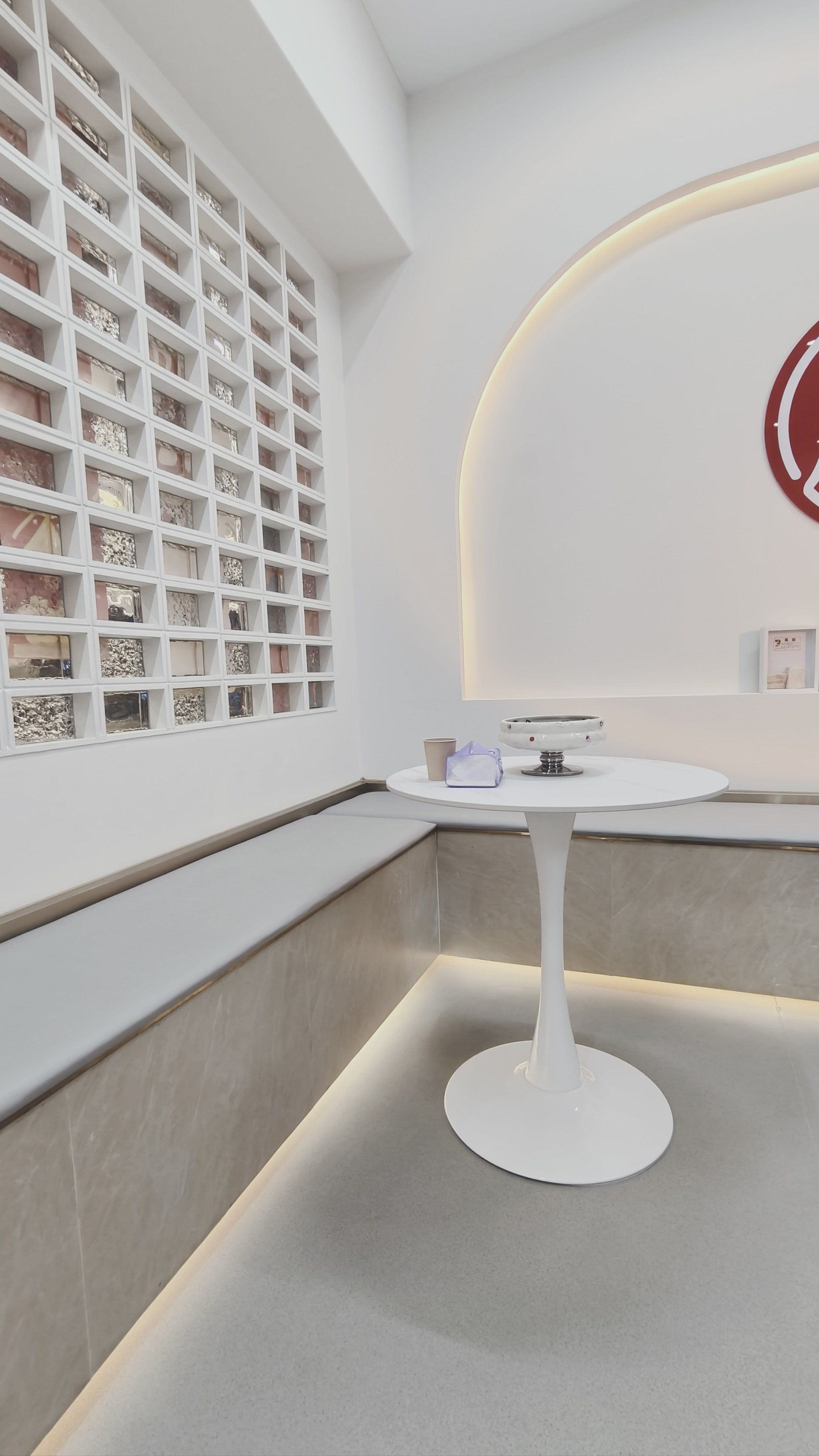 它店在金名都广百五楼上,店铺是新开的,环境优雅美观