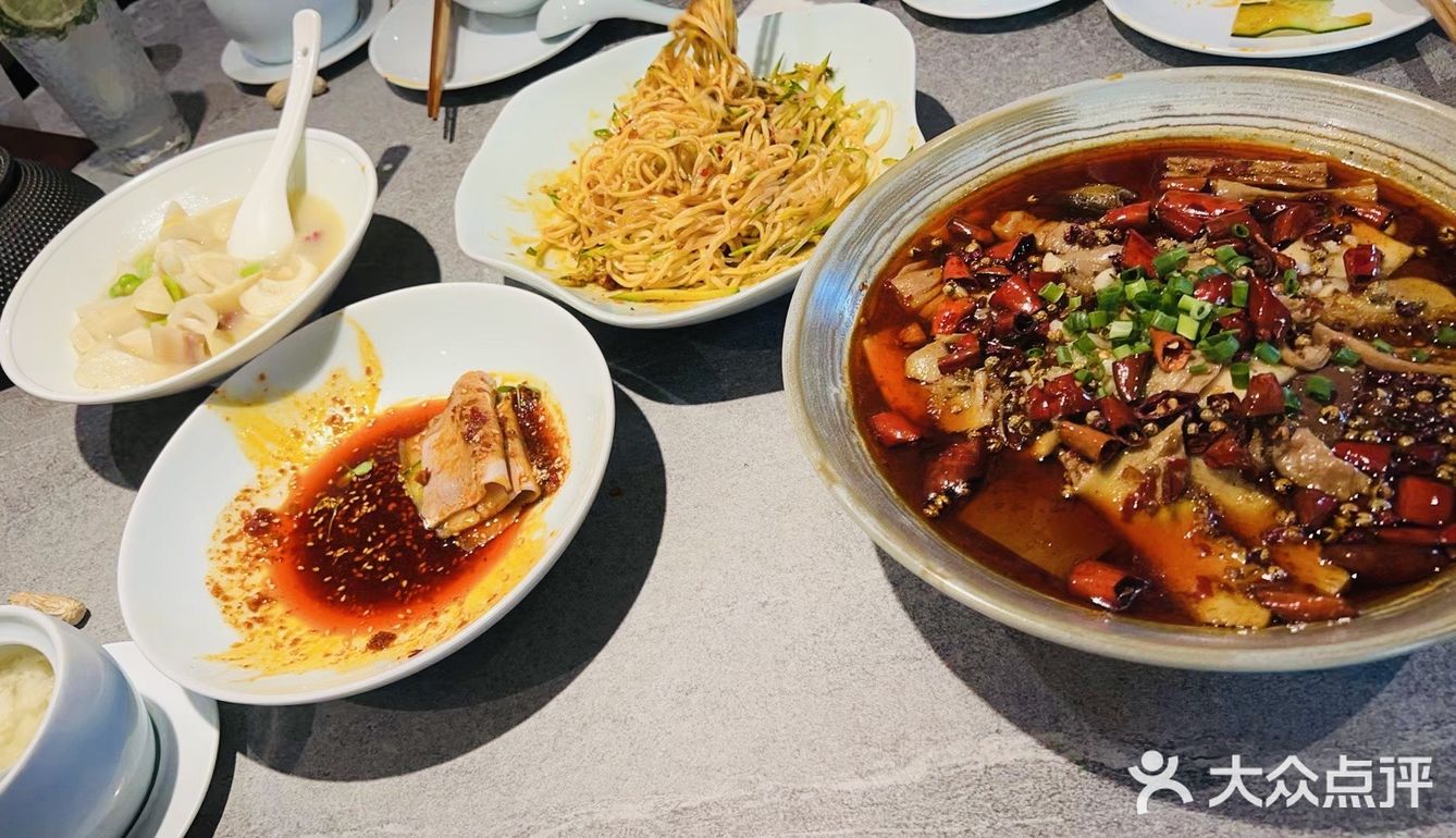 妈啊~好久这么多人排队了