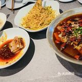 妈啊~好久这么多人排队了