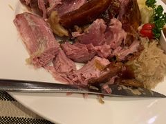 烤猪肘配酸菜土豆泥-兰特伯爵西餐厅·啤酒屋(方庄店)