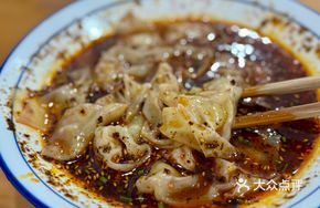 Large Bowl Red Soup Dumpling Noodles