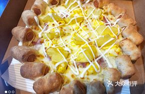 Sausage-Edge Fluted Potato Bacon Pizza