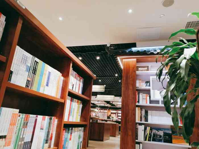 新华书店(邹容路店)-"解放碑这家新华书店历史很久咯,小时候经常.