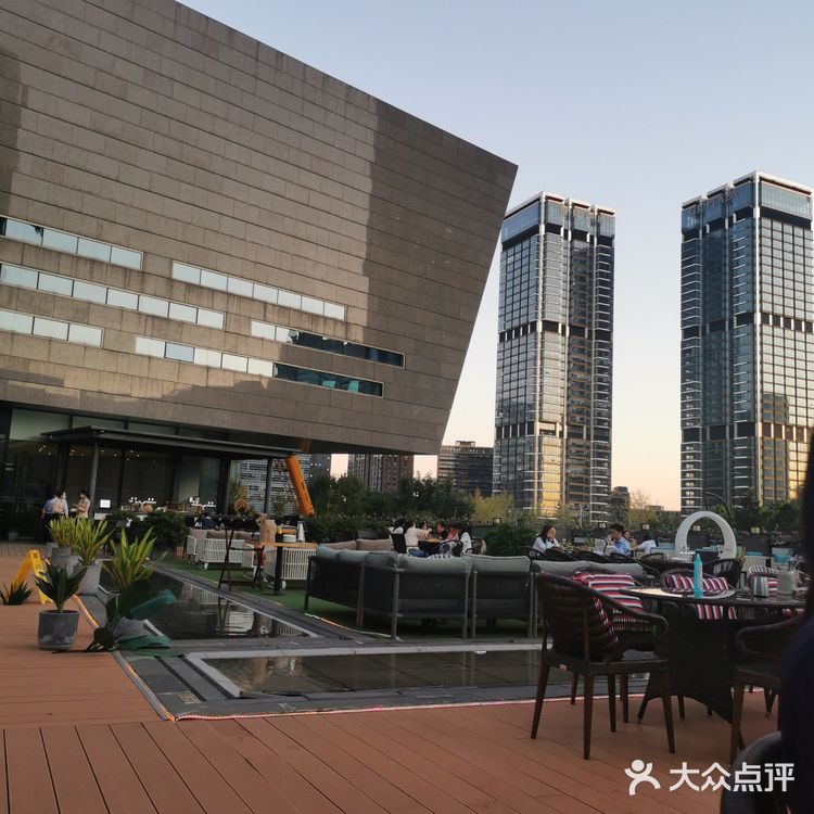 这个季节坐在露台上真的很舒服了。服务