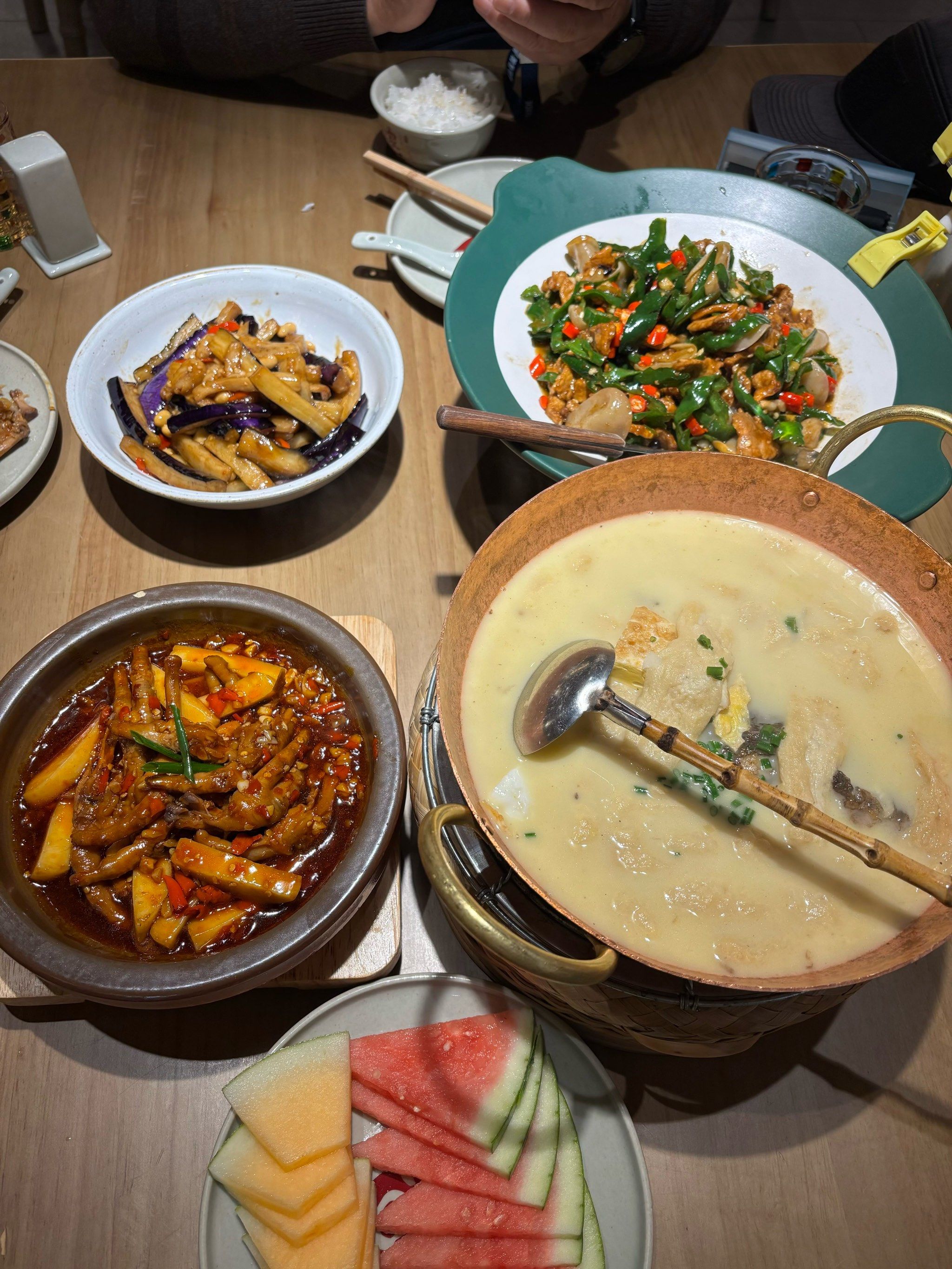 这一家回家吃饭饭店我们寻找而来进店满店员工一句欢迎光临回家吃饭
