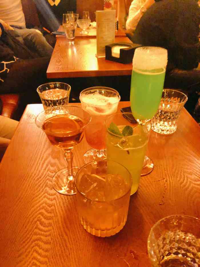 打分 120 /人 鸡尾酒调的可以的, 就是环境拥挤了一些.