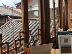 靠窗位-猫的天空之城概念书店(丽江古城饮玉巷店)