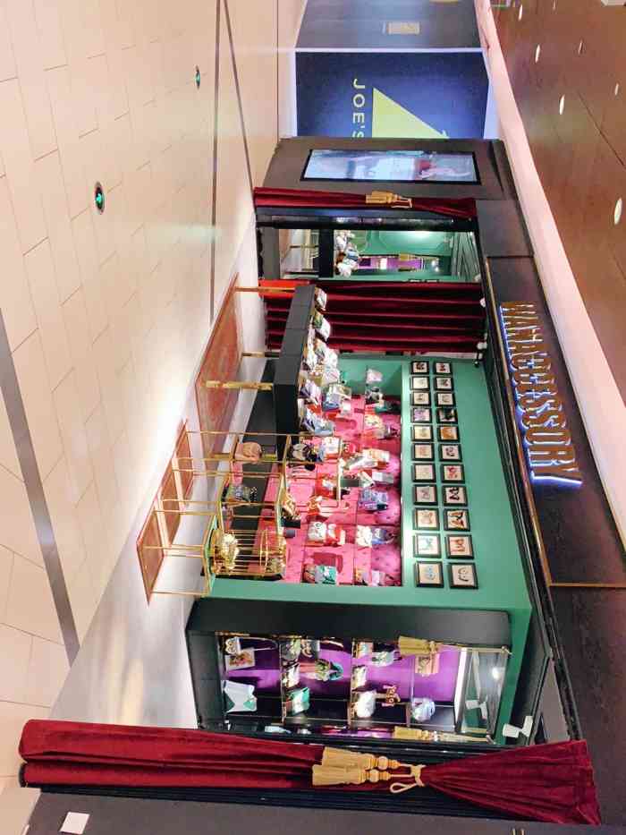 偶然间在嘉里中心逛街的时候,看到这家复古的包包店,位于嘉里中心三楼