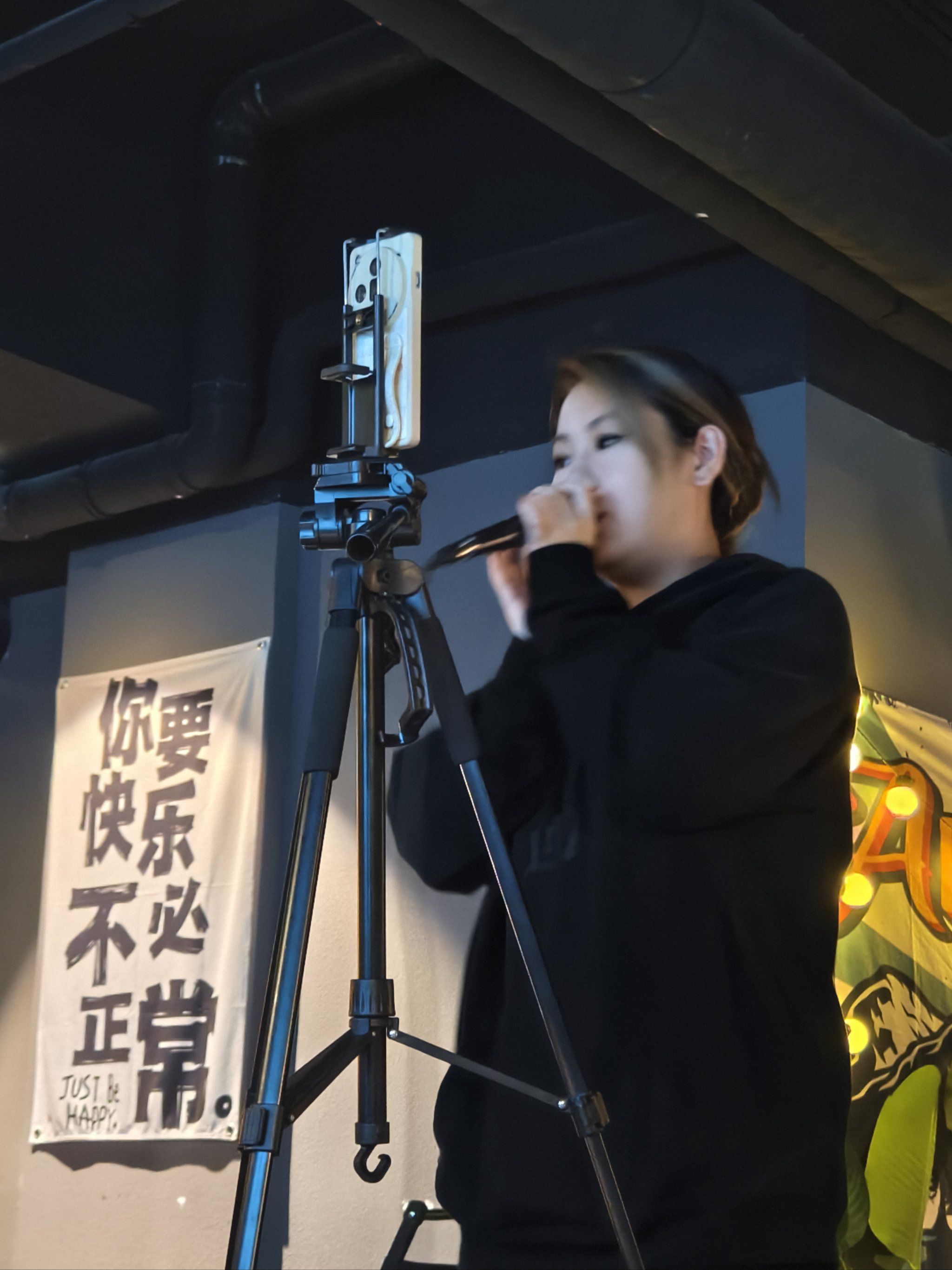 小酒吧嘎嘎有氛围,还有乐队驻场,唱的很好