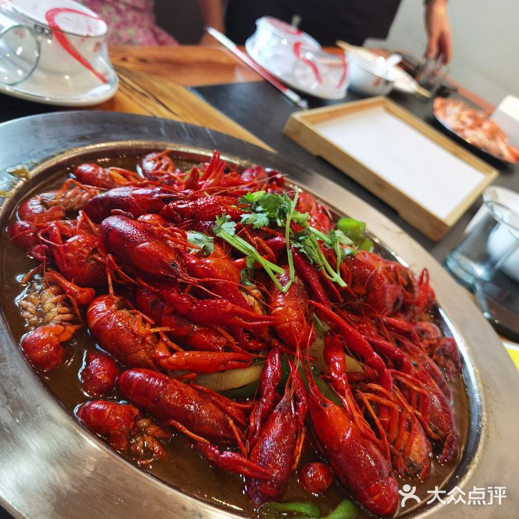 老式麻辣烫的材料，但不是红油的，不是特别辣