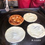 很多人驱车很远过来买 她家的鸡蛋饼是老式的鸡蛋灌饼