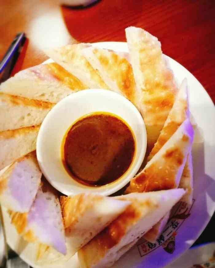 火烧馍的感觉真的是不错,配牛肉蘸酱或者番茄汤底超级好(▽)鱼肉业哪