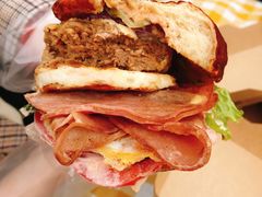 双蛋指椒牛肉汉堡-魏斯理汉堡(西安沣东吾悦店)