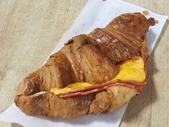 火腿芝士可颂-星巴克臻选(郑州中原万达店)