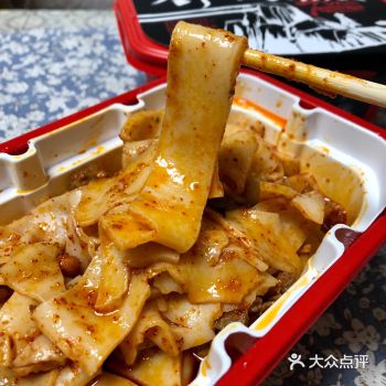宅在家中关灯后的宵夜，都能吃到热气腾腾的米皮