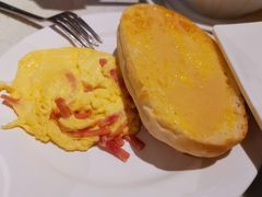 肠仔煎蛋配牛油多士-香港新发烧腊茶餐厅(书城店)