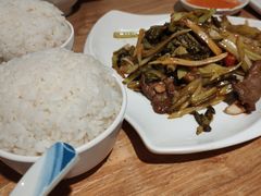 自制酸菜炒牛肉-宏记广东客家菜(丰汇店)