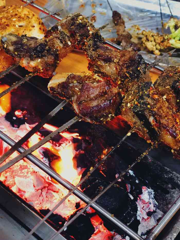 小山羊地摊烧烤-"一进门,看到羊肉挂在架子上,服务人员来引.