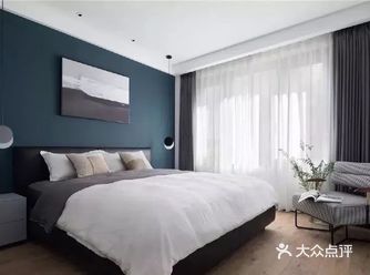 主卧深蓝色背景墙，更显静谧澄澈