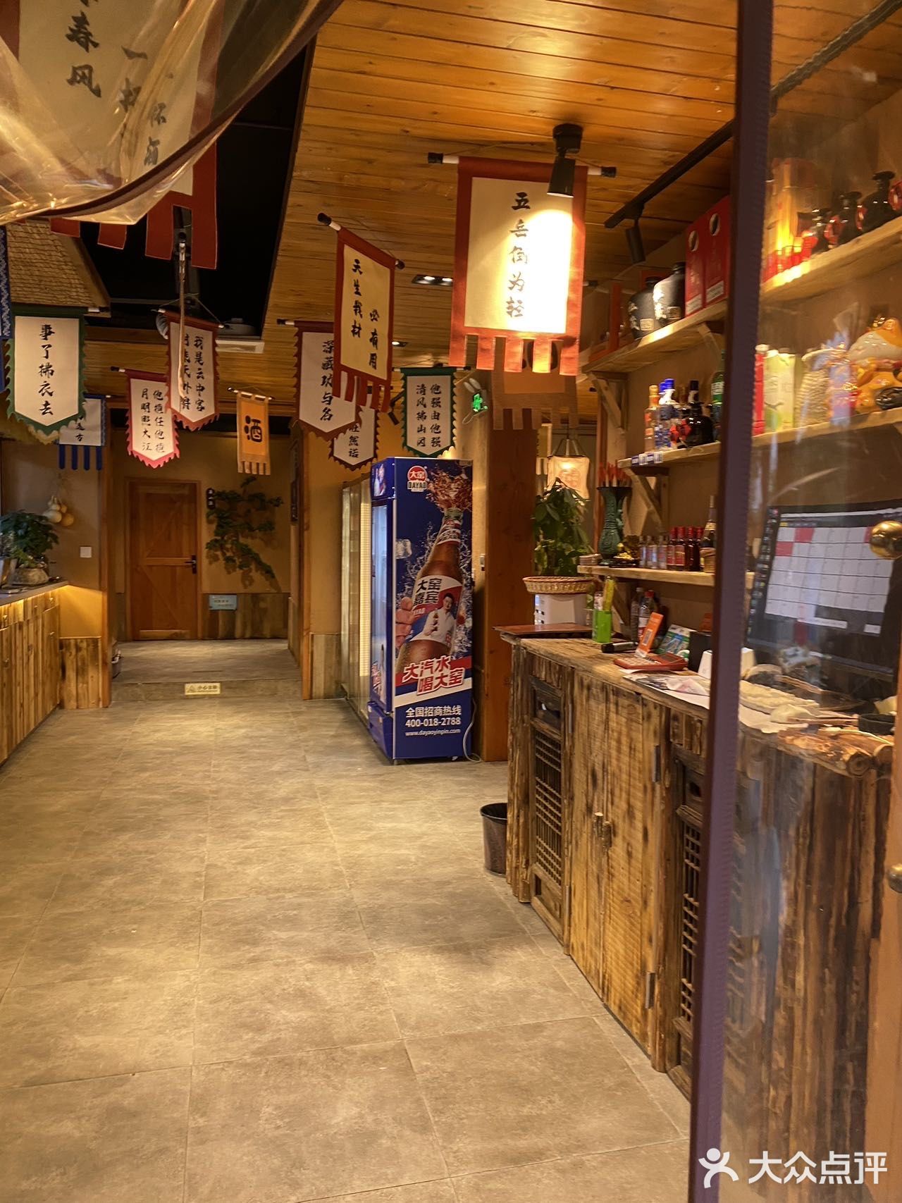 老板是正宗四川人，锅底的口味非常地道，红汤颜色鲜亮