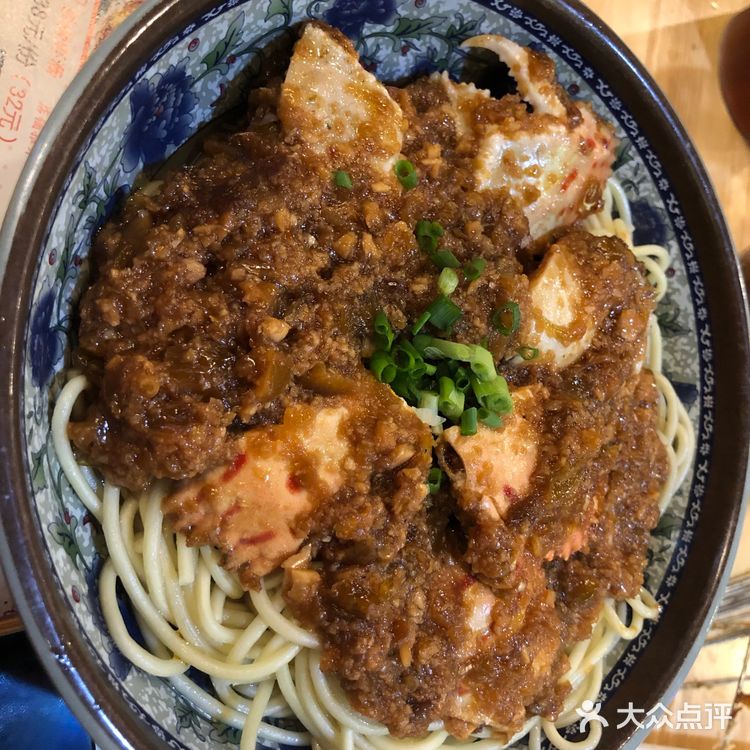 夏氏砂锅斜对面，很容易找