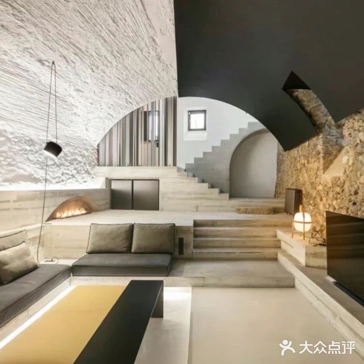 有年代感的下沉式石屋翻新极简设计