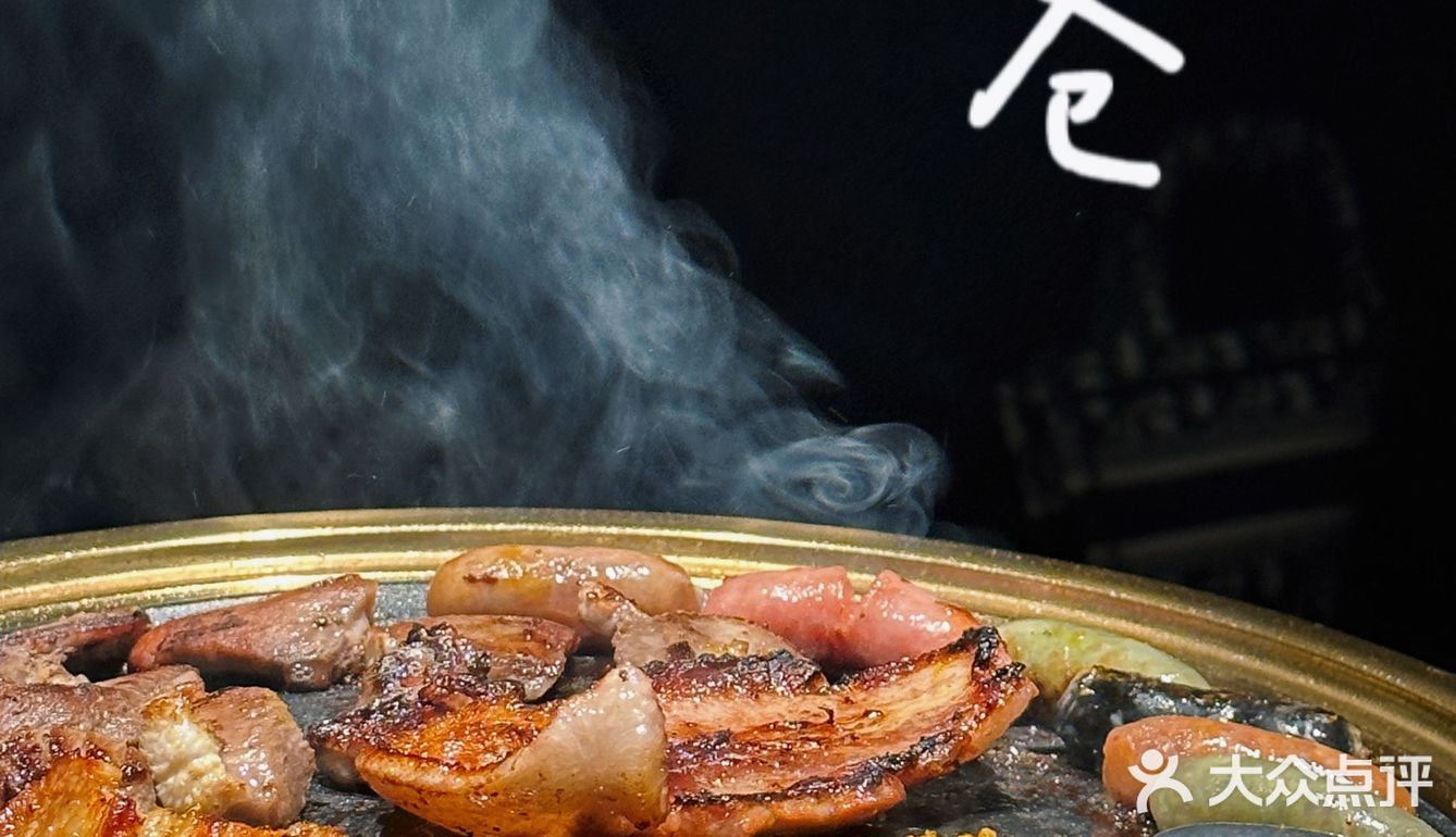 开在河岸的烤肉