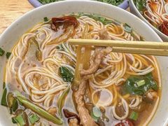 酸菜肉丝米线-越洋肖氏老米线(杨家坪店)