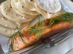 烟熏三文鱼配烤饺子皮和芥末籽酱-BOR Eatery(安福路店)
