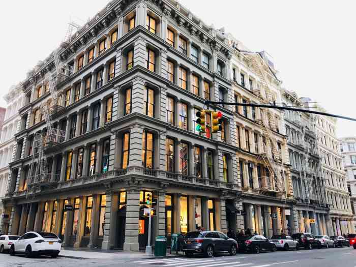 纽约苏豪区-"这个区年轻有活力,大牌小牌都有,重点是前.