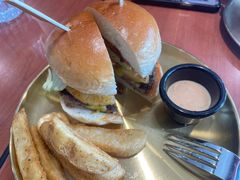 焦糖烤菠萝牛肉汉堡-魏斯理汉堡(西安沣东吾悦店)