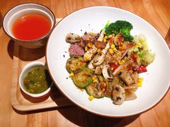 牛肉鸡排时蔬杂粮-POKEE VIA&Brunch·维娅(重庆来福士店)
