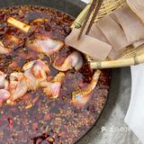 老板是正宗四川人，锅底的口味非常地道，红汤颜色鲜亮