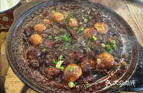 Braised Pork with Quail Eggs in Clay Pot