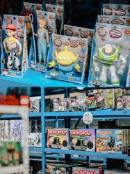-逝水玩具折扣店