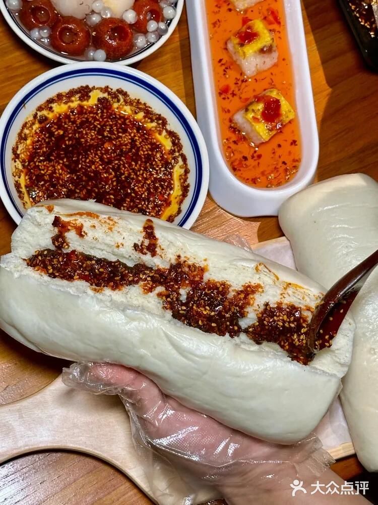 西安排队王空降成都，首家用烤馕坑做烤鱼🤩