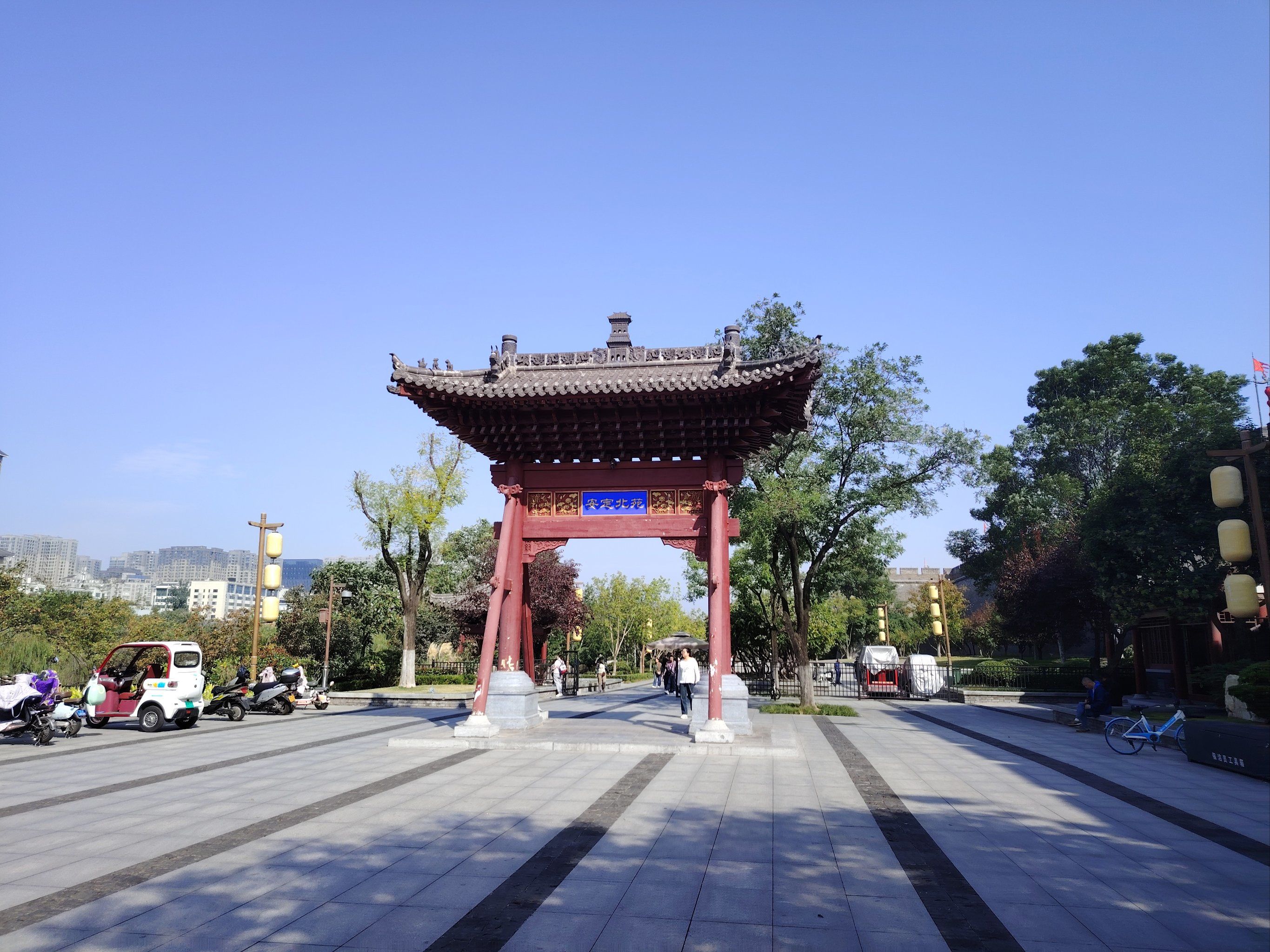 走进环城西苑大门,门口就有一群书法爱好者