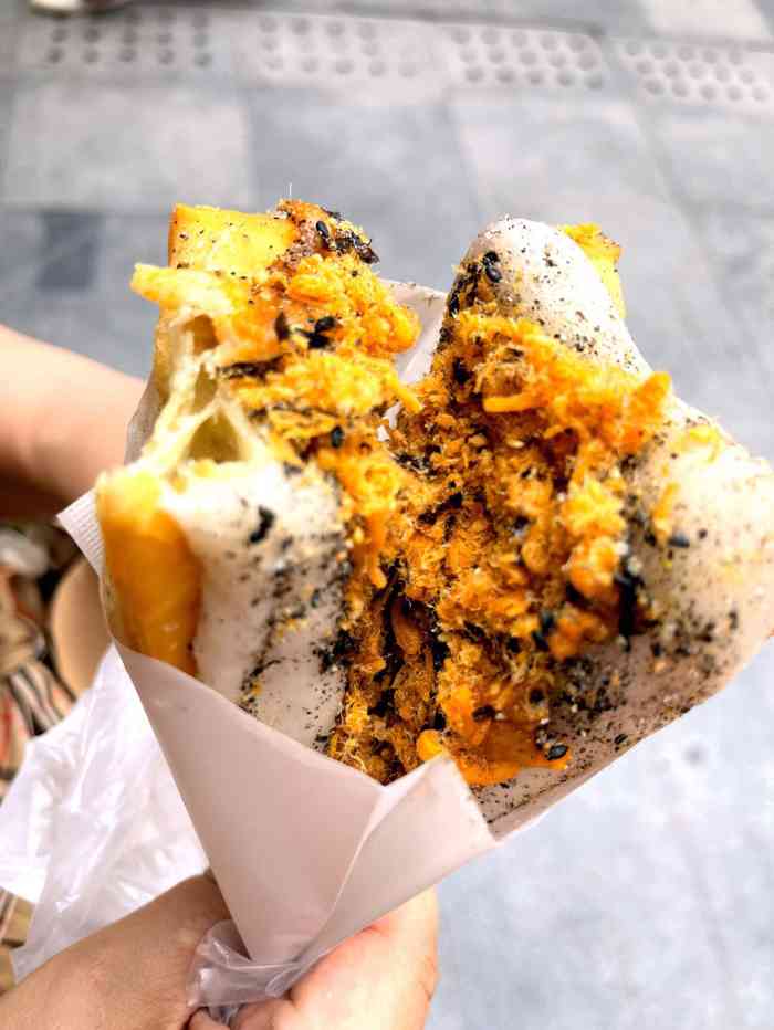 相遇油条包麻糍(勒泰中心店)-"油条包麻糍是将新鲜滚热的麻糍平铺在