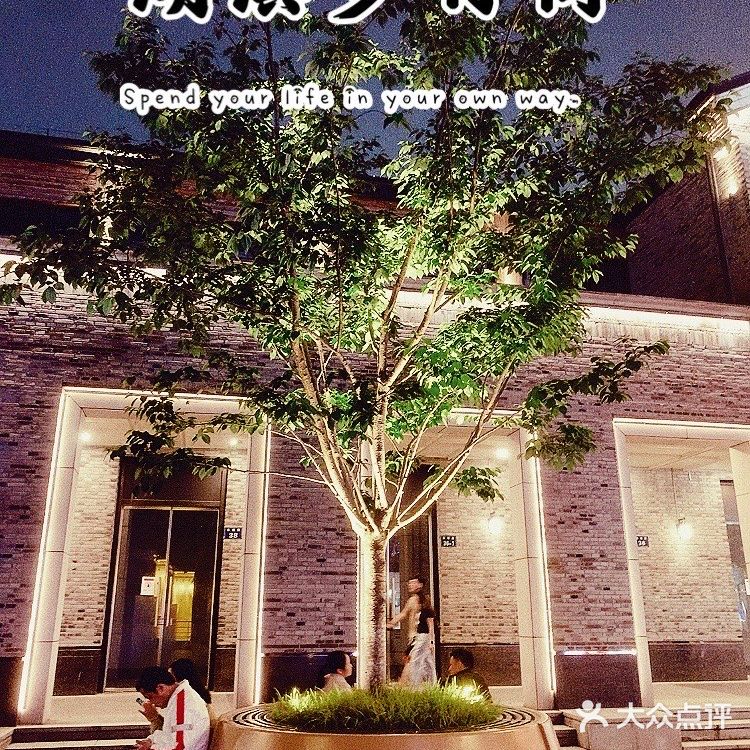 不逊色上海南京路的杭州湖滨步行街，具有年轻的朝气。