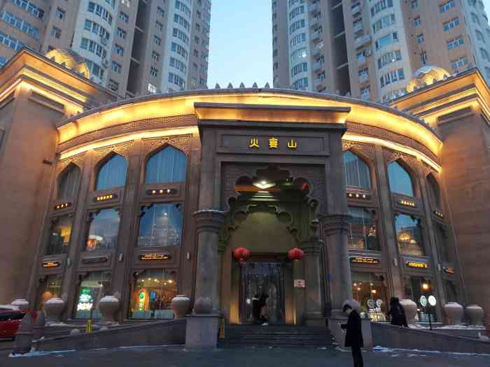 火宴山～火焰山～谐音名字让它广为流传～金角银边的地理位置,说它是