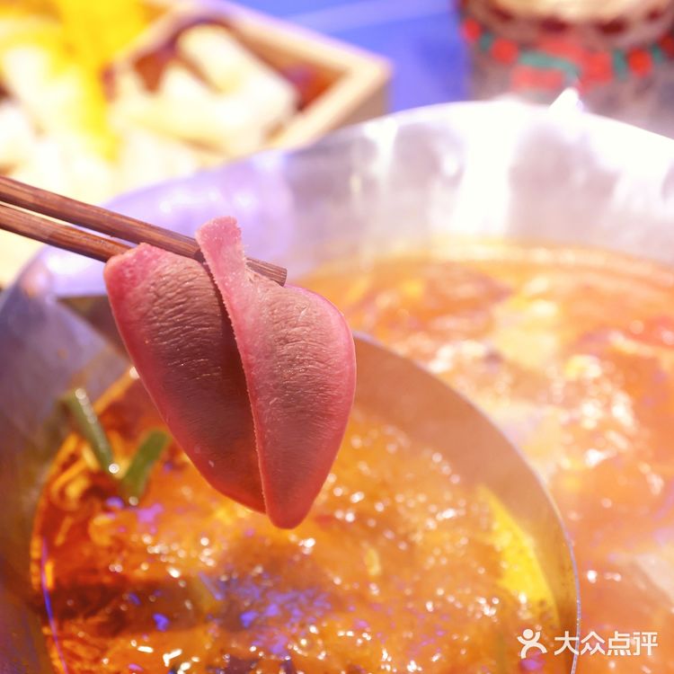 他们家大部分都是贵州空运过来的食材！汤底更不得了