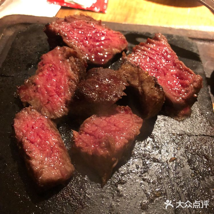朋友过生日,我们到这里来聚餐,蛋糕店的是白房子家