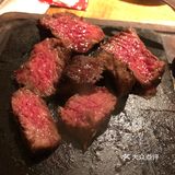 朋友过生日，我们到这里来聚餐，蛋糕店的是白房子家