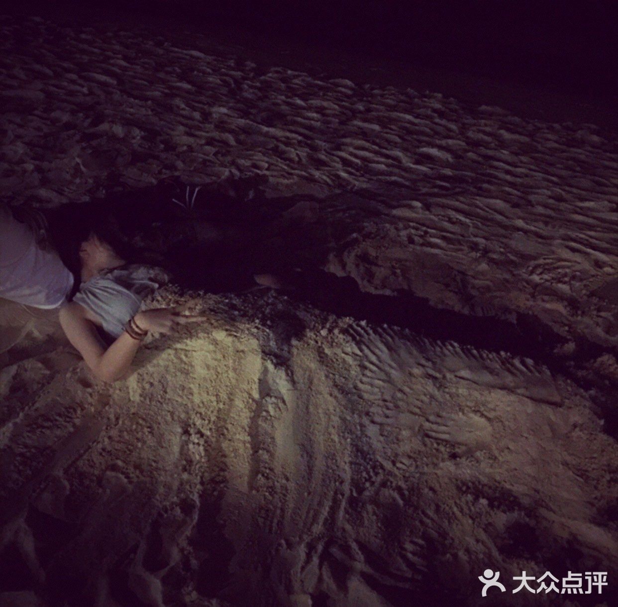 以前是下了飞机坐一个多小时的大巴 再换二十分钟的轮船